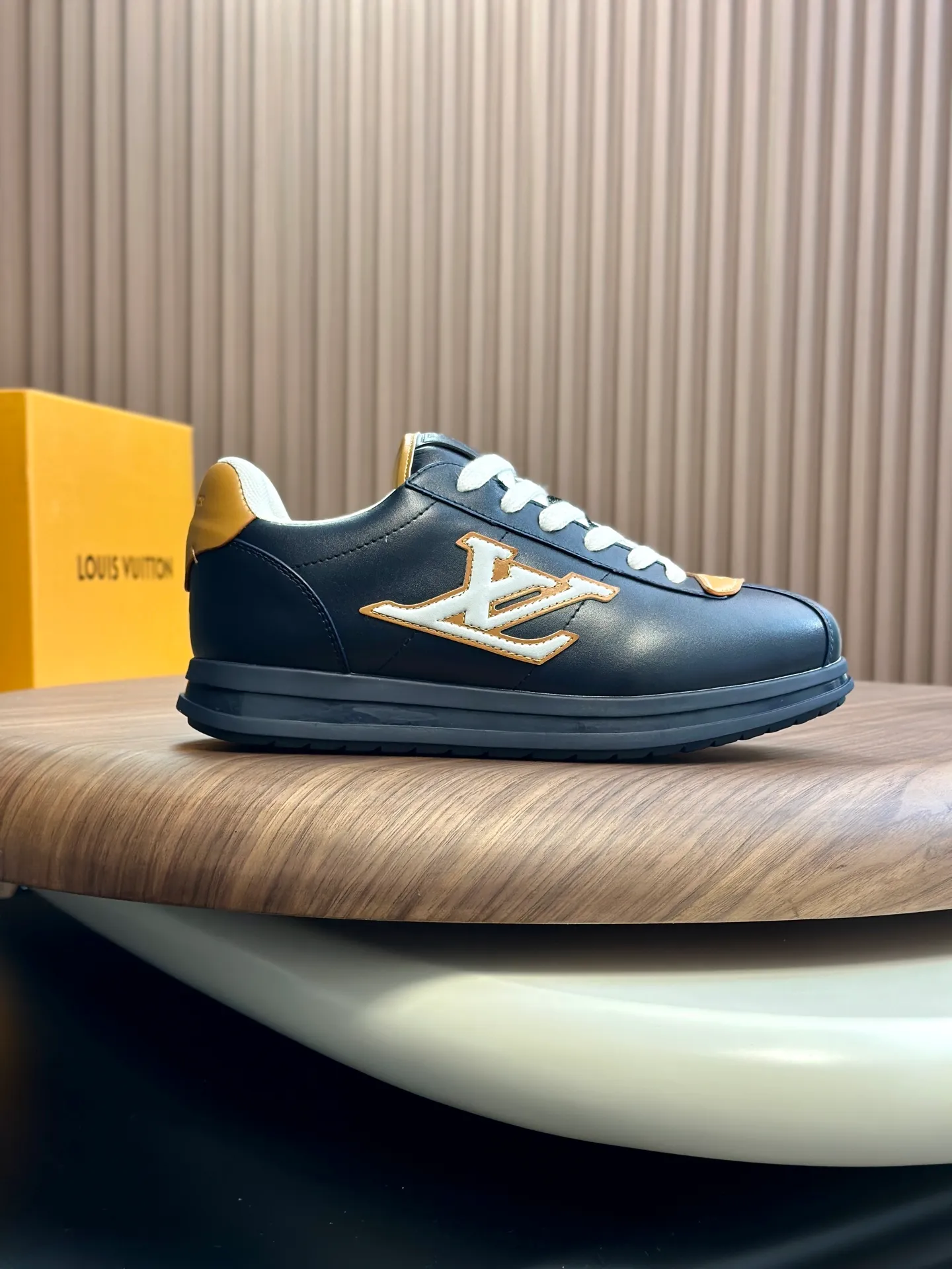 Factory direct sale ¥700💰Full set of packaging💰Top version LV-Louis Vuitton-Classic catwalk new style 1:1 developed replica of the original version! ! The upper foot is very comfortable. It is made of luxurious materials and fine workmanship. The midsole is printed with English letters "Made in Europe". The upper is made of calfskin imported from Italy. The side is decorated with the brand's LOGO and signature. The latest latex foot pads and mesh lining make the foot feel super comfortable. The original two-color TPU combination outsole is specially provided by the original factory. Bag technology Goodyear stitched edges Fabric: Exclusive custom first-layer cowhide Accessories: Exclusive private model Vuitton logo, lining: Customized silk mesh lining - first-layer silk cowhide lining Outsole: TPU combination outsole wear-resistant, non-slip and anti-yellowing Foot pads: new latex pads-mesh sweat-absorbent Counter technology: fully computerized sewing machine wire drawing Toe box back cover Hot and cold shaping Full set of pull-top last with medium and low logo pattern Counter packaging - Shoelaces, certificates, cards, instructions, certificates of quality, dust bags, the most comprehensive packaging on the Internet, men's size 339-44 (38/45 custom-made, non-refundable!